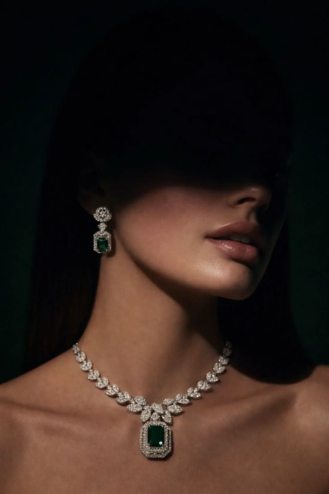 Mulher usando colar com pedra verde em composição editorial